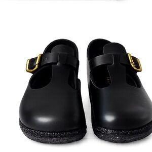 Classic Yuketen leather clogs featuring with an adjustable brass buckle.